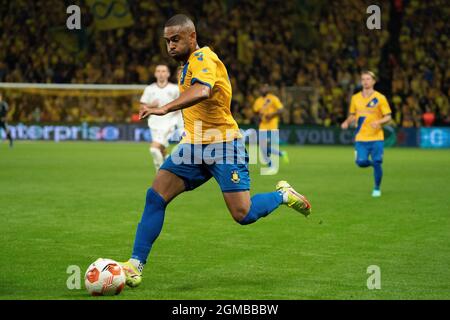 Broendby, Dänemark. September 2021. Kevin Mensah (14) von Broendby, WENN er während des UEFA Europa League-Spiels zwischen Broendby IF und Sparta Prag im Broendby Stadion in Broendby gesehen wurde. (Bildnachweis: Gonzales Photo - Gaston Szerman). Stockfoto