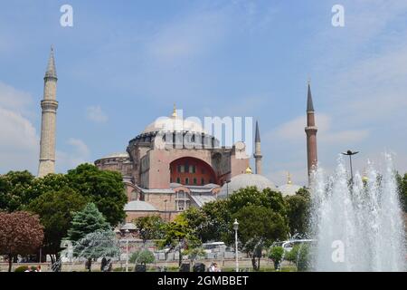 Hagia Sophia (Aya Sofia Moschee) und Blick auf den Brunnen vom Sultanahmet Park in Istanbul Stockfoto