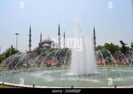 Die Blaue Moschee von Istanbul (Sultan Ahmed Moschee) und der Blick auf den Brunnen vom Sultanahmet Park in der Türkei Stockfoto