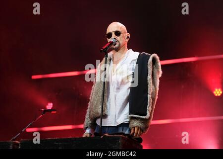 Newport, Großbritannien. September 2021. Der Sänger, Songwriter, Tänzer und Schauspieler Timothy John Booth alias Tim Booth und Leadsänger mit der englischen Band James tritt live auf der Bühne des Isle of Wight Festivals auf. (Foto von Dawn Fletcher-Park/SOPA Images/Sipa USA) Quelle: SIPA USA/Alamy Live News Stockfoto