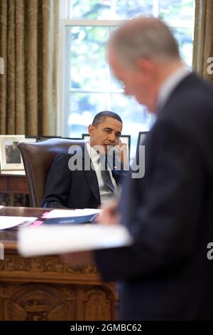 Präsident Barack Obama telefoniert am 2. November 2010 im Oval Office. John Brennan, Assistent des Präsidenten für innere Sicherheit und Terrorismusbekämpfung, steht rechts. (Offizielles Foto des Weißen Hauses von Pete Souza) Dieses offizielle Foto des Weißen Hauses wird nur zur Veröffentlichung durch Nachrichtenorganisationen und/oder zum persönlichen Druck durch die Betreffzeile(en) des Fotos zur Verfügung gestellt. Das Foto darf in keiner Weise manipuliert werden und darf nicht in kommerziellen oder politischen Materialien, Anzeigen, E-Mails, Produkten oder Werbeaktionen verwendet werden, die in irgendeiner Weise eine Genehmigung oder Billigung von t nahelege Stockfoto