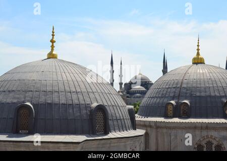 Blaue Moschee (Sultan Ahmed Moschee) durch das Fenster der Hagia Sophia gesehen Stockfoto