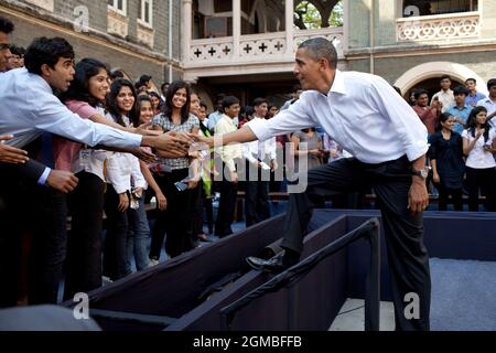 Präsident Barack Obama begrüßt Studenten nach einer Ratssitzung am St. Xavier College in Mumbai, Indien, am 7. November 2010. (Offizielles Foto des Weißen Hauses von Pete Souza) Dieses offizielle Foto des Weißen Hauses wird nur zur Veröffentlichung durch Nachrichtenorganisationen und/oder zum persönlichen Druck durch die Betreffzeile(en) des Fotos zur Verfügung gestellt. Das Foto darf in keiner Weise manipuliert werden und darf nicht in kommerziellen oder politischen Materialien, Anzeigen, E-Mails, Produkten oder Werbeaktionen verwendet werden, die in irgendeiner Weise die Zustimmung oder Billigung des Präsidenten, der ersten Familie oder des Weißen Hauses nahelege. Stockfoto