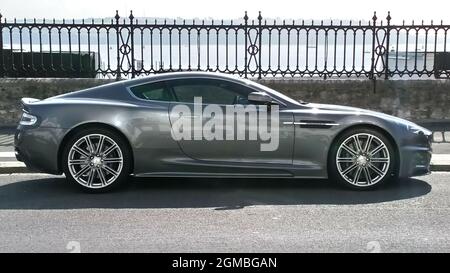 Ein 2009-registriertes Aston Martin DBS-Auto parkte in Plymouth, Devon, England, Großbritannien. Stockfoto