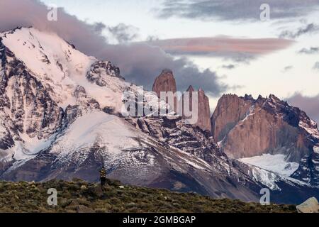 Die kleine Figur des Fotografen, der den Sonnenaufgang in Torres del Paine, Patagonien, erwischen kann Stockfoto