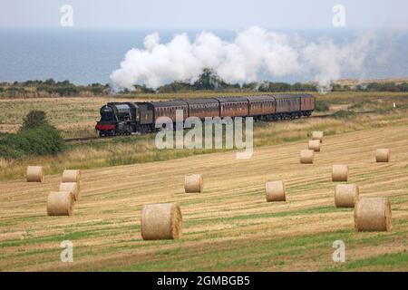Sheringham, Großbritannien. September 2021. Der Dampfzug Royal Norfolk Regiment 90775 fährt am 16. September mit der North Norfolk Railway in der Nähe von Sheringham, Norfolk, Großbritannien, nach holt. 2021, vor dem Wochenende der 1940er Jahre. Kredit: Paul Marriott/Alamy Live Nachrichten Stockfoto
