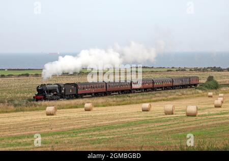 Sheringham, Großbritannien. September 2021. Der Dampfzug Royal Norfolk Regiment 90775 fährt am 16. September mit der North Norfolk Railway in der Nähe von Sheringham, Norfolk, Großbritannien, nach holt. 2021, vor dem Wochenende der 1940er Jahre. Kredit: Paul Marriott/Alamy Live Nachrichten Stockfoto