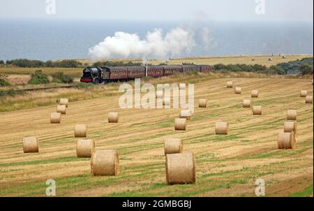 Sheringham, Großbritannien. September 2021. Der Dampfzug Royal Norfolk Regiment 90775 fährt am 16. September mit der North Norfolk Railway in der Nähe von Sheringham, Norfolk, Großbritannien, nach holt. 2021, vor dem Wochenende der 1940er Jahre. Kredit: Paul Marriott/Alamy Live Nachrichten Stockfoto