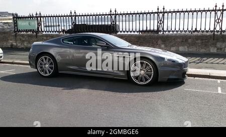 Ein 2009-registriertes Aston Martin DBS-Auto parkte in Plymouth, Devon, England, Großbritannien. Stockfoto