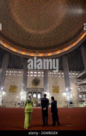 Präsident Barack Obama und First Lady Michelle Obama besuchen den Hauptgebetssaal während einer Führung durch die Istiqlal-Moschee mit dem Großimam Ali Mustafa Yaqub in Jakarta, Indonesien, am 10. November 2010. (Offizielles Foto des Weißen Hauses von Pete Souza) Dieses offizielle Foto des Weißen Hauses wird nur zur Veröffentlichung durch Nachrichtenorganisationen und/oder zum persönlichen Druck durch die Betreffzeile(en) des Fotos zur Verfügung gestellt. Das Foto darf in keiner Weise manipuliert werden und darf nicht in kommerziellen oder politischen Materialien, Anzeigen, E-Mails, Produkten, Werbeaktionen verwendet werden, die in irgendeiner Weise eine Genehmigung oder endor vorschlagen Stockfoto