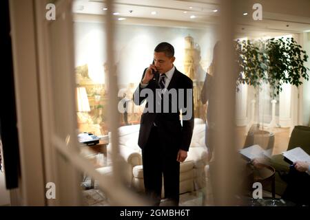 Präsident Barack Obama telefoniert am 11. November 2010 in seiner Suite im Grand Hyatt Hotel in Seoul, Südkorea. (Offizielles Foto des Weißen Hauses von Pete Souza) Dieses offizielle Foto des Weißen Hauses wird nur zur Veröffentlichung durch Nachrichtenorganisationen und/oder zum persönlichen Druck durch die Betreffzeile(en) des Fotos zur Verfügung gestellt. Das Foto darf in keiner Weise manipuliert werden und darf nicht in kommerziellen oder politischen Materialien, Anzeigen, E-Mails, Produkten oder Werbeaktionen verwendet werden, die in irgendeiner Weise die Zustimmung oder Billigung des Präsidenten, der ersten Familie oder des Weißen Hauses nahelege. Stockfoto