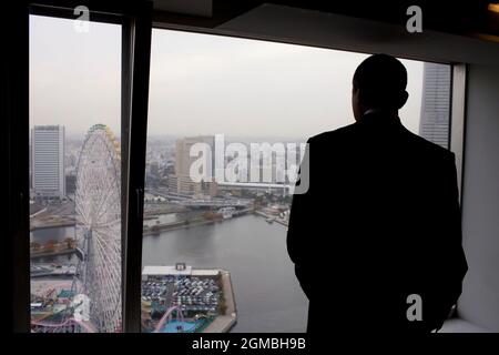 Präsident Barack Obama blickt auf die Aussicht vom InterContinental Yokohama Grand Hotel in Yokohama, Japan, 13. November 2010. (Offizielles Foto des Weißen Hauses von Pete Souza) Dieses offizielle Foto des Weißen Hauses wird nur zur Veröffentlichung durch Nachrichtenorganisationen und/oder zum persönlichen Druck durch die Betreffzeile(en) des Fotos zur Verfügung gestellt. Das Foto darf in keiner Weise manipuliert werden und darf nicht in kommerziellen oder politischen Materialien, Anzeigen, E-Mails, Produkten oder Werbeaktionen verwendet werden, die in irgendeiner Weise die Zustimmung oder Billigung des Präsidenten, der ersten Familie oder des Weißen Hauses nahelege. Stockfoto