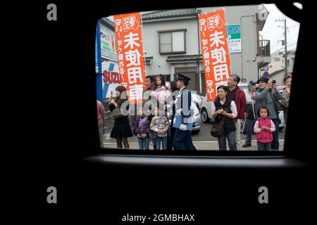 Am 14. November 2010, als Präsident Barack Obama seinen Weg zum Kotoku-in-Tempel in Kamakura, Japan, begibt. (Offizielles Foto des Weißen Hauses von Pete Souza) Dieses offizielle Foto des Weißen Hauses wird nur zur Veröffentlichung durch Nachrichtenorganisationen und/oder zum persönlichen Druck durch die Betreffzeile(en) des Fotos zur Verfügung gestellt. Das Foto darf in keiner Weise manipuliert werden und darf nicht in kommerziellen oder politischen Materialien, Anzeigen, E-Mails, Produkten oder Werbeaktionen verwendet werden, die in irgendeiner Weise die Zustimmung oder Billigung des Präsidenten, der ersten Familie oder des Weißen Hauses nahelege. Stockfoto