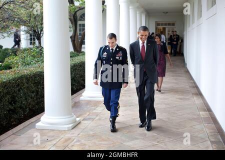 Präsident Barack Obama geht mit Stabsfeldwebel Salvatore Giunta entlang der Kolonnade, bevor er ihm am 15. November 2010 im Ostsaal des Weißen Hauses die Ehrenmedaille überreicht. Giunta wurde für seine mutigen Aktionen während der Kampfhandlungen im Korengal-Tal in Afghanistan ausgezeichnet. (Offizielles Foto des Weißen Hauses von Pete Souza) Dieses offizielle Foto des Weißen Hauses wird nur zur Veröffentlichung durch Nachrichtenorganisationen und/oder zum persönlichen Druck durch die Betreffzeile(en) des Fotos zur Verfügung gestellt. Das Foto darf in keiner Weise manipuliert und nicht in com verwendet werden Stockfoto