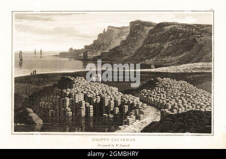 Riesige Basaltsäulen am Giant's Causeway, County Antrim, Nordirland. Touristen und Wissenschaftler aus dem 18. Jahrhundert klettern über die sechseckigen Säulen. Aquatinta gezeichnet und gestochen von William Daniell aus William Wood’s Zoography, Cadell and Davies, 1807. Stockfoto