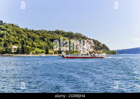 Kamenari, Montenegro - 25. Juli 2021: Wunderschöne Aussicht auf die Bucht von Kotor und regelmäßige Passagierfähre. Menschen und Autos über die Bucht auf einer Stockfoto