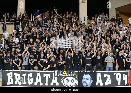 Monaco. September 2021. Die Fans des SK Sturm Graz feuern ihr Team während des Spiels der UEFA Europa League im Stade Louis II, Monaco, an. Bildnachweis sollte lauten: Jonathan Moscrop / Sportimage Kredit: Sportimage/Alamy Live News Stockfoto