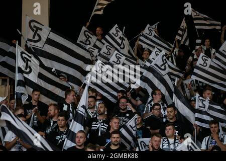 Monaco. September 2021. Die Fans des SK Sturm Graz winken während des Spiels der UEFA Europa League im Stade Louis II, Monaco, Flaggen und feuern ihr Team an. Bildnachweis sollte lauten: Jonathan Moscrop / Sportimage Kredit: Sportimage/Alamy Live News Stockfoto