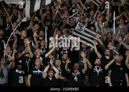 Monaco. September 2021. Die Fans des SK Sturm Graz winken während des Spiels der UEFA Europa League im Stade Louis II, Monaco, Flaggen und feuern ihr Team an. Bildnachweis sollte lauten: Jonathan Moscrop / Sportimage Kredit: Sportimage/Alamy Live News Stockfoto