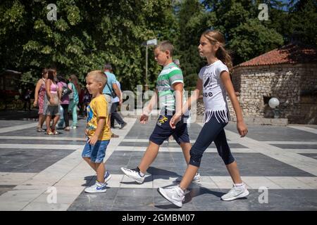 Sokobanja, Serbien, 19. Aug 2021: Kleine Gruppe von Kindern, die die Promenade entlang gehen Stockfoto