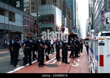 New York, USA. September 2021. Die Polizei von New York City nahm Verhaftungen vor, als Aktivisten vor der Bank of America in der 42nd Street und Sixth Avenue ein Sit-in mit Transparenten inszenierten, um auf Umweltprobleme aufmerksam zu machen, während die UN-Generalversammlung nächste Woche in New York City tagt. Kredit: SOPA Images Limited/Alamy Live Nachrichten Stockfoto