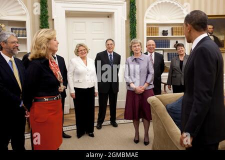 Präsident Barack Obama begrüßt die amerikanischen Wirtschaftsnobelpreisträger 2010, Peter Diamond, Centre, und Dale Mortenson, rechts, Im Oval Office, 30. November 2010. (Offizielles Foto des Weißen Hauses von Pete Souza) Dieses offizielle Foto des Weißen Hauses wird nur zur Veröffentlichung durch Nachrichtenorganisationen und/oder zum persönlichen Druck durch die Betreffzeile(en) des Fotos zur Verfügung gestellt. Das Foto darf in keiner Weise manipuliert werden und darf nicht in kommerziellen oder politischen Materialien, Anzeigen, E-Mails, Produkten, Werbeaktionen verwendet werden, die in irgendeiner Weise die Zustimmung oder Billigung des Präsidenten nahelege, Stockfoto