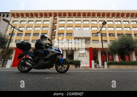 Monaco. September 2021. Ein Motorradfahrer passiert die Stadionfassade vor dem Spiel der UEFA Europa League im Stade Louis II, Monaco. Bildnachweis sollte lauten: Jonathan Moscrop / Sportimage Kredit: Sportimage/Alamy Live News Stockfoto