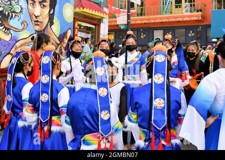 The Flying Angels Chinese Dance Company, die beim Herbstmondfest 2021 in Chinatown, San Francisco, Kalifornien, USA, auftrat; Folk Dance Girls. Stockfoto