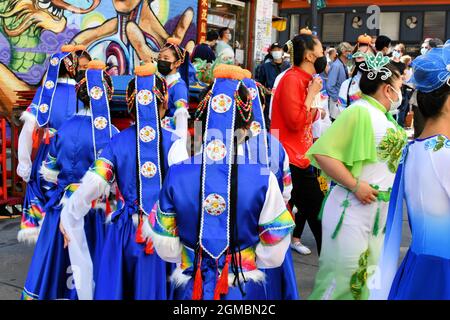 The Flying Angels Chinese Dance Company, die beim Herbstmondfest 2021 in Chinatown, San Francisco, Kalifornien, USA, auftrat; Folk Dance Girls. Stockfoto