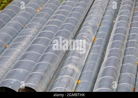 Metallrohre für die Belüftung auf einer Baustelle. Belüftungsleitungen. Nahaufnahme. Stockfoto