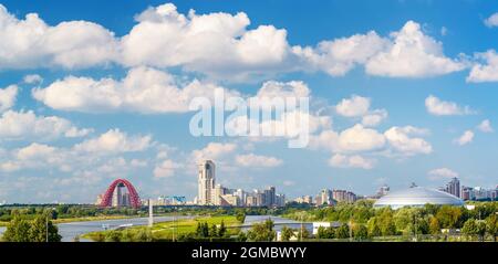 Panorama von Moskau im Sommer, Russland. Landschaft des Bezirks Krylatskoye in der Stadt Moskau im Nordwesten. Landschaftlich schöner Panoramablick auf die modernen Gebäude in Moskau Stockfoto