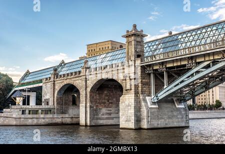 Puschkinsky Fuß Brücke über Moskwa Fluss, Moskau, Russland. Landschaft der Fußgängerbrücke im Stadtzentrum von Moskau. Fußgängerbrücke, historisches Wahrzeichen von Mos Stockfoto