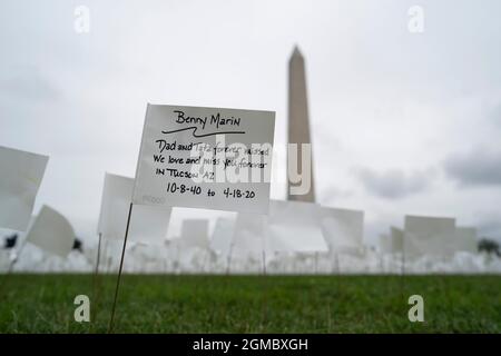 Washington, USA. September 2021. Weiße Flaggen sind am 17. September 2021 in der National Mall in Washington, DC, USA, zu sehen. Mehr als 660,000 weiße Flaggen wurden hier angebracht, um die an COVID-19 in den Vereinigten Staaten verlorenen Leben zu ehren. Quelle: Liu Jie/Xinhua/Alamy Live News Stockfoto
