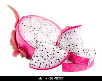Drachenfrucht isoliert auf weißem Hintergrund. Scheibe frische Pitaya-Früchte mit Schneideweg. Stockfoto