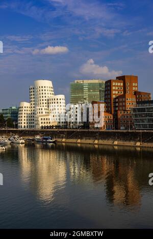 Die 'Tanzenden Gebäude' von Frank O Gehry im Abendlicht mit Kopierraum, im Neuen Zollhof, Medienhafen, Düsseldorf, Deutschland Stockfoto