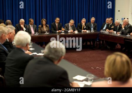 Präsident Barack Obama, Vizepräsident Joe Biden, Admiral Michael Mullen, Vorsitzender der Generalstabschefs, Verteidigungsminister Robert Gates, Außenministerin Hillary Clinton, Und Stabschef Rahm Emanuel hält ein Treffen mit der Kongressleitung im Eisenhower Executive Office Building ab, bevor er am 1. Dezember 2009 seine neue Afghanistan-Kriegsstrategie ankündigt. (Offizielles Foto des Weißen Hauses von Pete Souza) Dieses offizielle Foto des Weißen Hauses wird nur zur Veröffentlichung durch Nachrichtenorganisationen und/oder zum persönlichen Druck durch die zur Verfügung gestellt Stockfoto