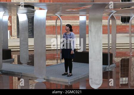 Zu den Projekten gehören Between Forests and Skies von Nebbia Works – ein immersiver, kohlenstoffarmer Aluminiumpavillon, der im Teich des John Madejski Garden zu schweben scheint. Platzhalter von Juliet Haysom und Aude-Line Duliere ist eine Übung in der Kreislaufwirtschaft, die die Wiederverwendung der Aston Webb Bildschirmsteine als urbane Möbel auf der Ausstellungsstraße erleichtert. Das Modehaus Auroboros von Paula Sello und Alissa Aulbekova wird ein in Echtzeit wachsendes Couture-Kleid von Ai-Da zeigen – dem weltweit ersten Künstlerroboter..Ai-Da zeichnet ein Selbstporträt, das virtuell erlebt werden kann ... Stockfoto