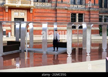 Zu den Projekten gehören Between Forests and Skies von Nebbia Works – ein immersiver, kohlenstoffarmer Aluminiumpavillon, der im Teich des John Madejski Garden zu schweben scheint. Platzhalter von Juliet Haysom und Aude-Line Duliere ist eine Übung in der Kreislaufwirtschaft, die die Wiederverwendung der Aston Webb Bildschirmsteine als urbane Möbel auf der Ausstellungsstraße erleichtert. Das Modehaus Auroboros von Paula Sello und Alissa Aulbekova wird ein in Echtzeit wachsendes Couture-Kleid von Ai-Da zeigen – dem weltweit ersten Künstlerroboter..Ai-Da zeichnet ein Selbstporträt, das virtuell erlebt werden kann ... Stockfoto