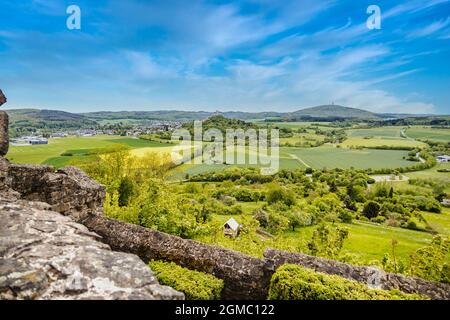 Blick auf die Burgruine vetzberg von der mittelalterlichen Burgruine gleiberg im Sommer mit schönen Mohn-Wiesen Stockfoto