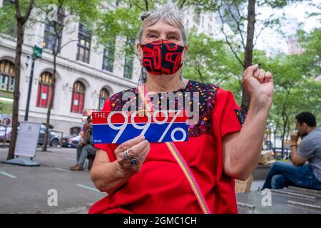 New York, USA. September 2021. Der Zuccotti Park NYC war vor 10 Jahren Schauplatz des Starts der Occupy Wall Street Bewegung. Der Jahrestag wurde heute von einer kleinen Menschenmenge und Reden anlässlich des Tages von den Besatzern gefeiert, die die Gier der Unternehmen, soziale und wirtschaftliche Ungleichheit und politische Korruption anprangern. Der 99%-ige Protest We Are war kurzlebig, obwohl das Gespräch heute im Vordergrund steht. Protest des Mitglieds der 99% (Bild: © Milo Hess/ZUMA Press Wire) Kredit: ZUMA Press, Inc./Alamy Live News Stockfoto