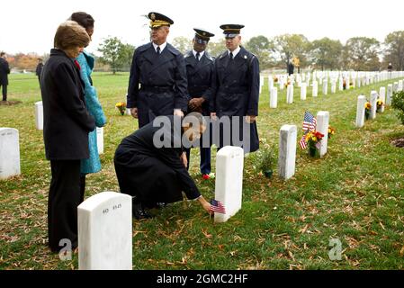 11. November 2009 „Er war zum Tag der Veteranen auf dem Nationalfriedhof von Arlington und machte nach seinen Bemerkungen einen spontanen Stopp in Abschnitt 60, wo Truppen aus Afghanistan und dem Irak begraben werden. Er hielt inne, um eine Präsidentenmünze vor dem Grabstein für den 19-jährigen Ehrenmedaillenempfänger, den Specialist Ross McGinnis, zu hinterlassen. Später am selben Tag hielt der Präsident im Situationsraum ein Briefing über Afghanistan ab.“ (Offizielles Foto des Weißen Hauses von Pete Souza) Dieses offizielle Foto des Weißen Hauses wird nur für die Veröffentlichung durch Nachrichtenorganisationen und/oder für den persönlichen Gebrauch zum Ausdrucken durch den Betreff( Stockfoto