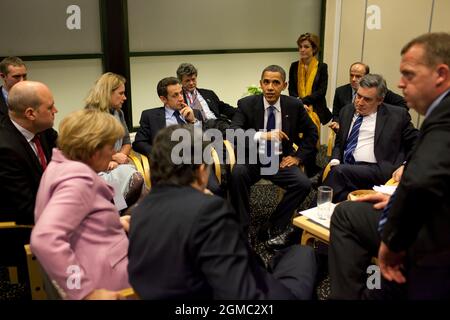 18. Dezember 2009“ der Präsident informiert die europäischen Staats- und Regierungschefs nach einem multilateralen Treffen, bei dem auf der UN-Klimakonferenz in Kopenhagen, Dänemark, eine vorläufige Einigung erzielt wurde. Die meisten Konferenzen wie diese sind sehr geschrieben; diese war genau das Gegenteil.“ (Offizielles Foto des Weißen Hauses von Pete Souza) Dieses offizielle Foto des Weißen Hauses wird nur zur Veröffentlichung durch Nachrichtenorganisationen und/oder zum persönlichen Druck durch die Betreffzeile(en) des Fotos zur Verfügung gestellt. Das Foto darf in keiner Weise manipuliert werden und darf nicht in kommerziellen oder politischen m verwendet werden Stockfoto