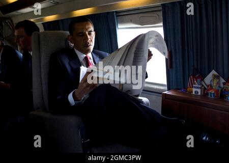 22. Mai 2009 „Wir flogen mit dem Hubschrauber Marine One zur U.S. Naval Academy und der Präsident las den Business-Teil der New York Times. Er ist ein gefräßiger Leser.“ (Offizielles Foto des Weißen Hauses von Pete Souza) Dieses offizielle Foto des Weißen Hauses wird nur zur Veröffentlichung durch Nachrichtenorganisationen und/oder zum persönlichen Druck durch die Betreffzeile(en) des Fotos zur Verfügung gestellt. Das Foto darf in keiner Weise manipuliert werden und darf nicht in kommerziellen oder politischen Materialien, Anzeigen, E-Mails, Produkten oder Werbeaktionen verwendet werden, die in irgendeiner Weise eine Genehmigung oder ein Einverständnis vorschlagen Stockfoto