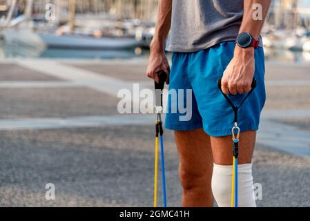 Nicht erkennbarer junger Mann, der im Freien Sport macht Stockfoto