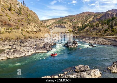 Thompson-Nicola Regional District. Thompson River mit seinen vielen Stromschnellen, die durch den Canyon in den Coastal Mountain Ranges von British Columbia fließen, Stockfoto