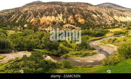 Luftpanorama der Berge im Thompson-Nicola Regional District zwischen Clinton und Cache Creek entlang des Highway 97, British Columbia, Kanada Stockfoto