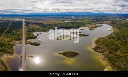 Erhöhter Panoramablick auf viele Seen entlang des Highway 97 Cariboo Highway, bei Lomond, Loch nach 70 Mile House, British Columbia, Kanada Stockfoto