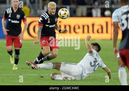 Washington, DC, USA. September 2021. 20210915 - der Chicago Fire FC Mittelfeldspieler GASTON GIMENEZ (30) bricht in der zweiten Halbzeit beim Audi Field in Washington den Vorsprung des D.C. United Mittelfeldspielers PAUL ARRIOLA (7) auf. (Bild: © Chuck Myers/ZUMA Press Wire) Stockfoto