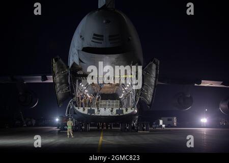 Flieger mit dem 730. Air Mobility Squadron öffnen die Ladefläche einer C-5M Super Galaxy auf dem Yokota Air Base, Japan, 14. September 2021. Die C-5 ist das größte strategische Transportflugzeug, dessen Hauptaufgabe es ist, Fracht und Personal für das Verteidigungsministerium zu transportieren. (USA Luftwaffe Foto von Senior Airman Brieana E. Bolfing) Stockfoto