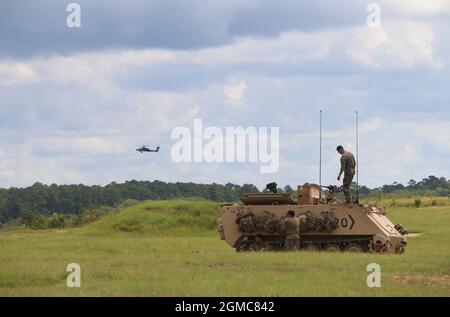 Soldaten, die dem 3. Bataillon, dem 67. Panzerregiment, dem 2. Panzerbrigade-Kampfteam, der 3. Infanteriedivision, zugewiesen wurden, bereiten ihr M113-Gepanzer für eine Iteration von Mörserlebfeuern in Fort Stewart, Georgia, am 15. September 2021 vor. Der Mörserabschnitt in der Zentrale und in der Zentrale muss das Mörserbewertungsprogramm (MORTEP) durchlaufen, um für ihr Waffensystem für effektive indirekte Brände bei Kampfhandlungen zertifiziert zu werden. (USA Foto der Armee von Staff Sgt. Todd L. Pouliot, 50. Abteilung für öffentliche Angelegenheiten) Stockfoto